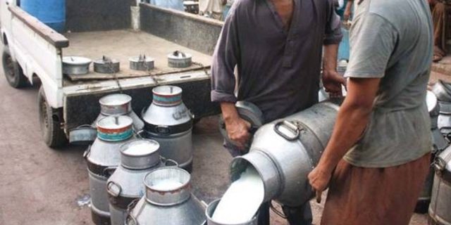 ڈیری مافیا نے دودھ مزید مہنگا کر دیا، قیمت 210 روپے فی کلو مقرر