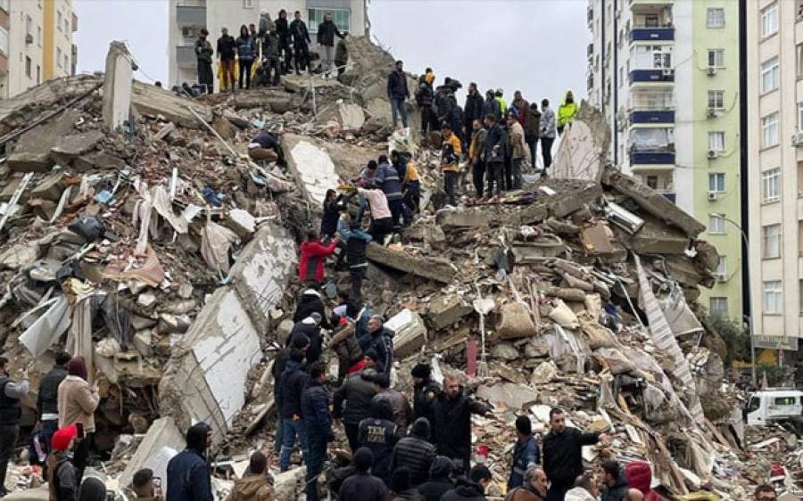 زلزلے سے بچ جانے والوں کے لیے سردی امتحان، اموات 15 ہزار سے تجاوز کر گئیں