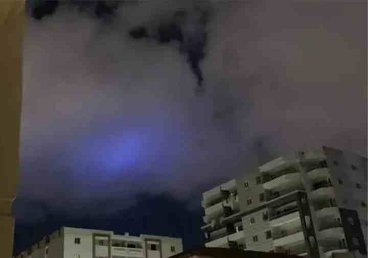 مصر، اسکندریہ کے آسمان پر عجیب نیلا رنگ نمودار ،زلزلہ کا خوف