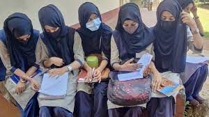 کرناٹک، حجاب پر پابندی، ایک لاکھ مسلمان لڑکیوں نے سرکاری کالج چھوڑ دیے