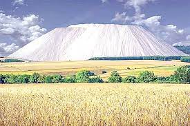 مونٹ کیلی: دنیا میں مصنوعی نمک کا سب سے اونچا پہاڑ
