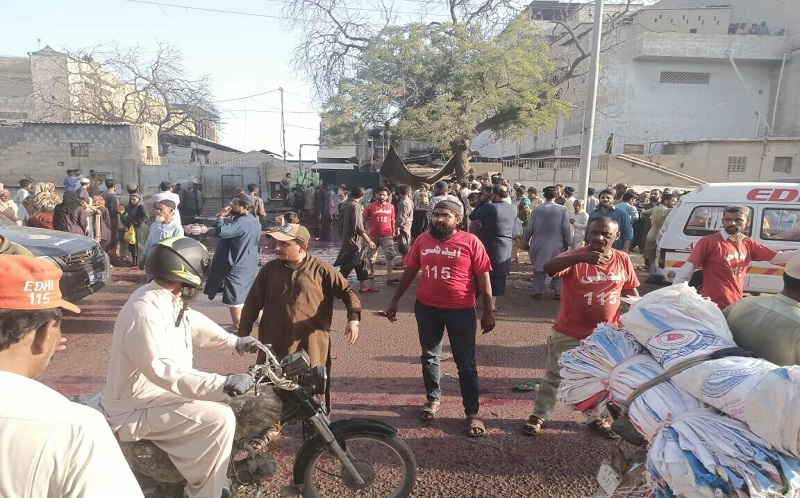 کراچی میں راشن کی تقسیم میں بھگدڑ، 3 بچوں سمیت 11 افراد جاں بحق