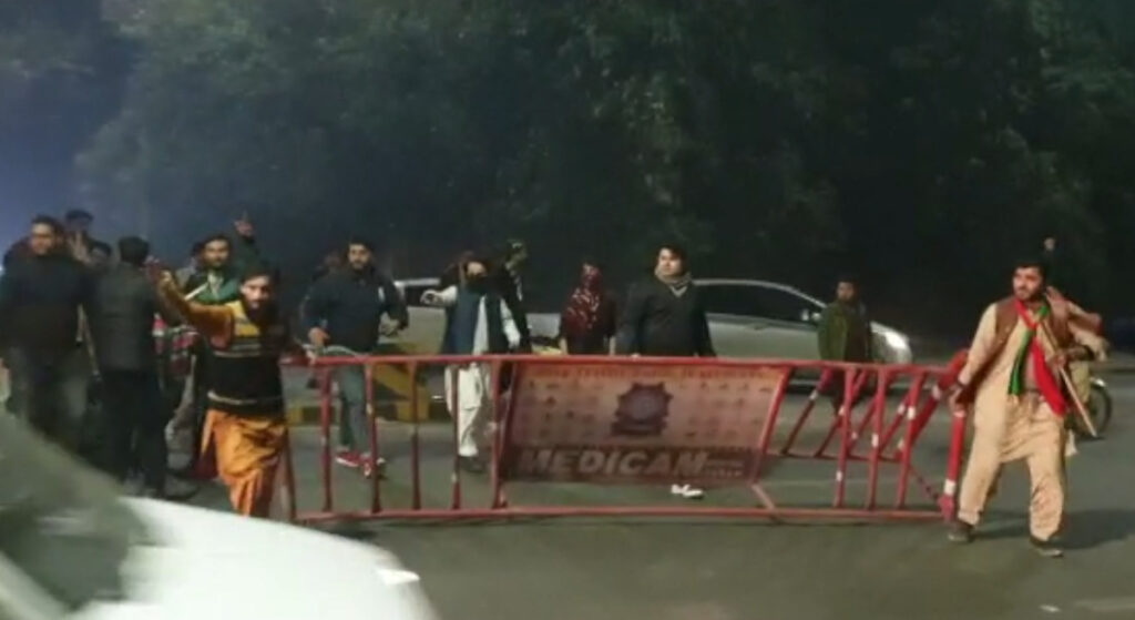 عمران خان کو گرفتار کرنے کی تیاریاں، پولیس کی بھاری نفری زمان پارک تعینات