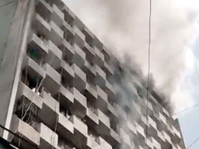 کراچی؛ عمارت میں آتشزدگی ایک شخص جاں بحق، 43 کو بچا لیا