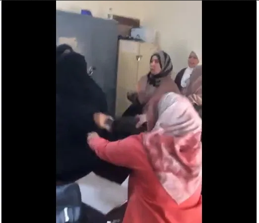 عراق میں اسکول کی معلمات ،دوسری خواتین میں دھینگا مشتی