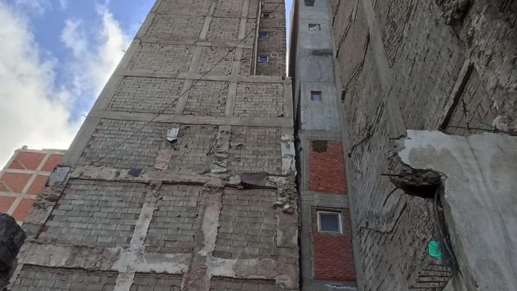 مصر میں کثیر منزلہ عمارت ایک طرف جھک گئی، شہری خوف زدہ