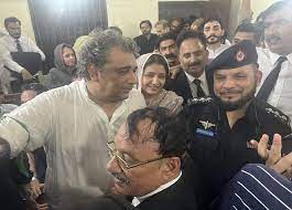 علی زیدی کا عدالت پہنچنے پر کارکنوں کی جانب سے شاندار استقبال