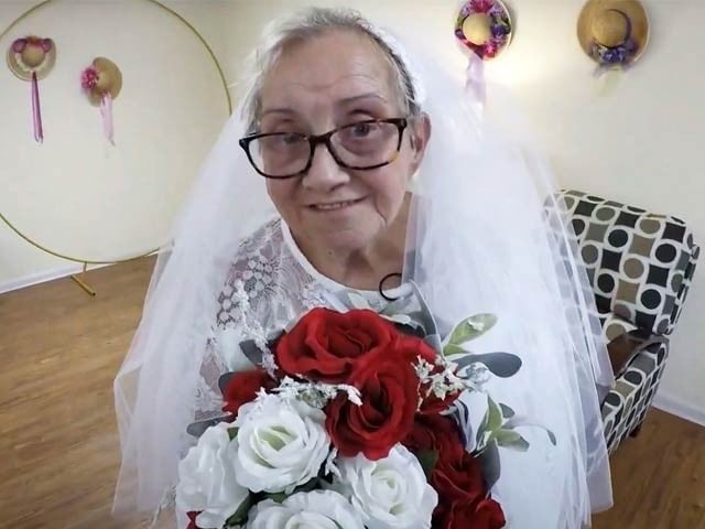77 سالہ خاتون نے خود سے شادی کرلی
