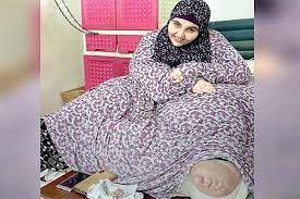 10 من وزنی اردنی خاتون علاج کے لیے گھر سے اسپتال منتقل