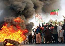 کراچی میں احتجاج، پولیس وین اور متعدد موٹرسائیکلوں کو آگ لگا دی گئی
