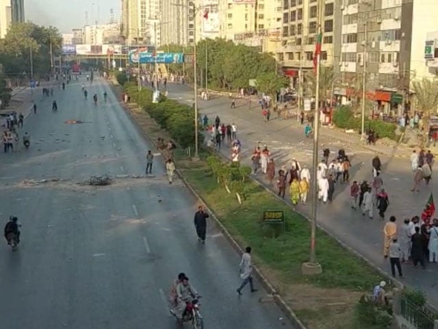 عمران خان کی گرفتاری پراحتجاج، شارع فیصل میدان جنگ بنی رہی