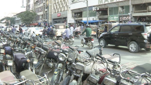 کراچی، 16 ماہ میں 74 ہزار شہری موٹرسائیکلوں سے محروم