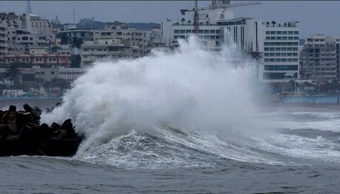 سمندری طوفان کراچی سے 500 کلومیٹر دور،ادارے ہائی الرٹ
