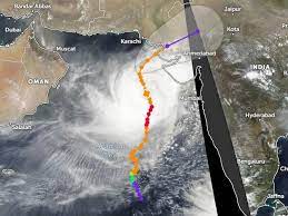 سمندری طوفان کا کراچی سے فاصلہ کم ہوکر 230 کلو میٹر رہ گیا