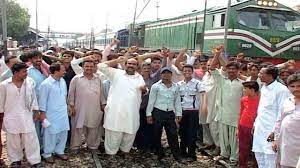 ریلوے کامالی بحران شدید، تنخواہیں نہ ملنے پر ملازمین کا احتجاج