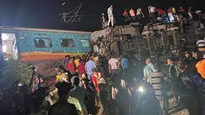 بھارت میں مسافر اور مال بردار ٹرینوں میں تصادم( 50 افراد ہلاک اور 300 زخمی)