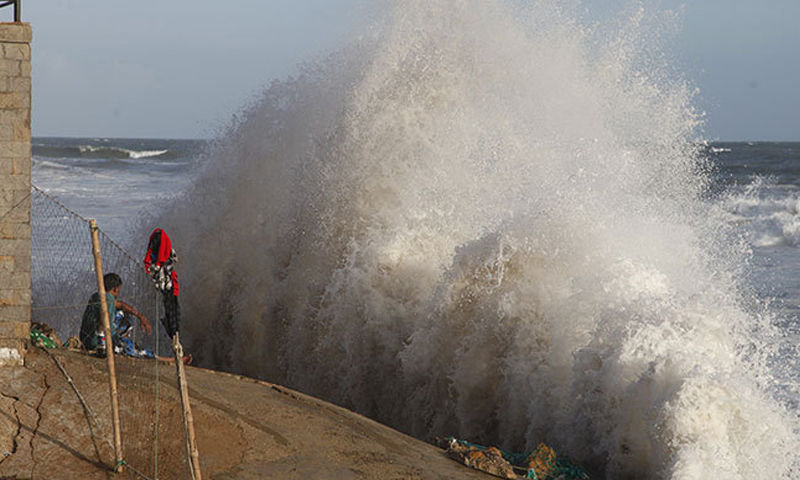ساحل کے قریبی دیہات خالی، ہزاروں افراد کا انخلا جاری