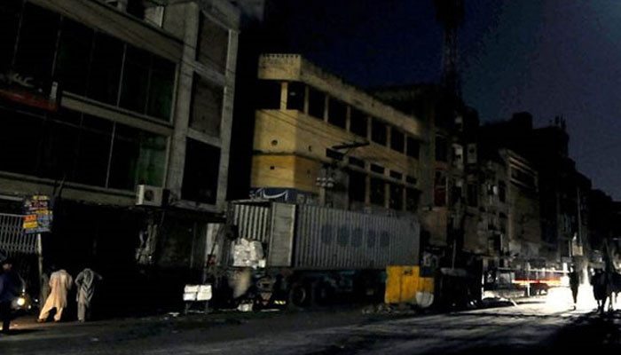 کراچی میں شدید گرمی کے دوران بجلی کا بدترین بحران، شہریوں کا برا حال