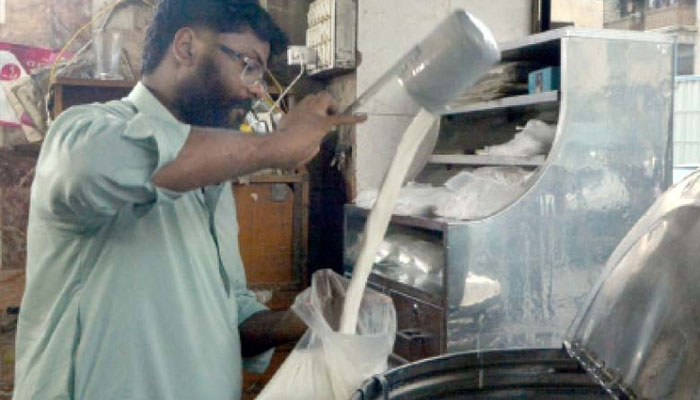 کراچی میں ڈیری مافیا بے لگام، دودھ کی قیمت میں فی لیٹر20 روپے کا غیر قانونی اضافہ