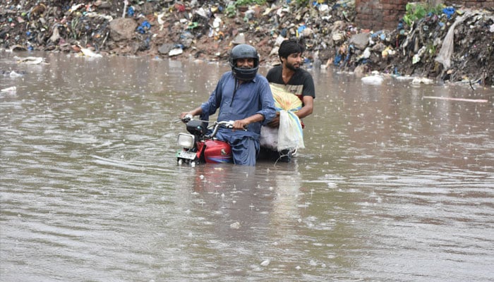 ملک کے مختلف حصوں میں موسلا دھار بارشوں نے تباہی پھیلا دی