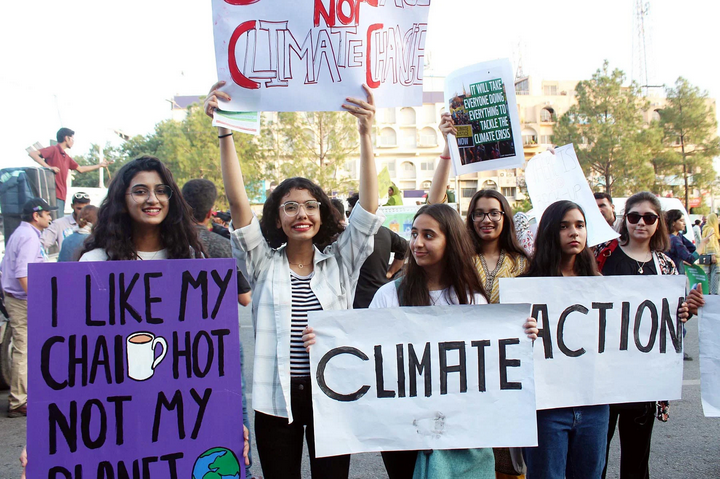 کراچی میں ہزاروں خواتین، نوجوانان کا ماحولیاتی مارچ