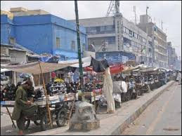 کراچی میں فٹ پاتھوں کا تصور ختم ہوگیا،عوام سڑک پرچلنے پر مجبور