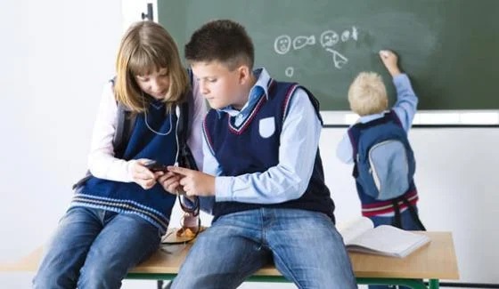 یونیسکو کا دنیا بھر کے اسکولوں میں اسمارٹ فونز  کے استعمال پر پابندی کا مطالبہ