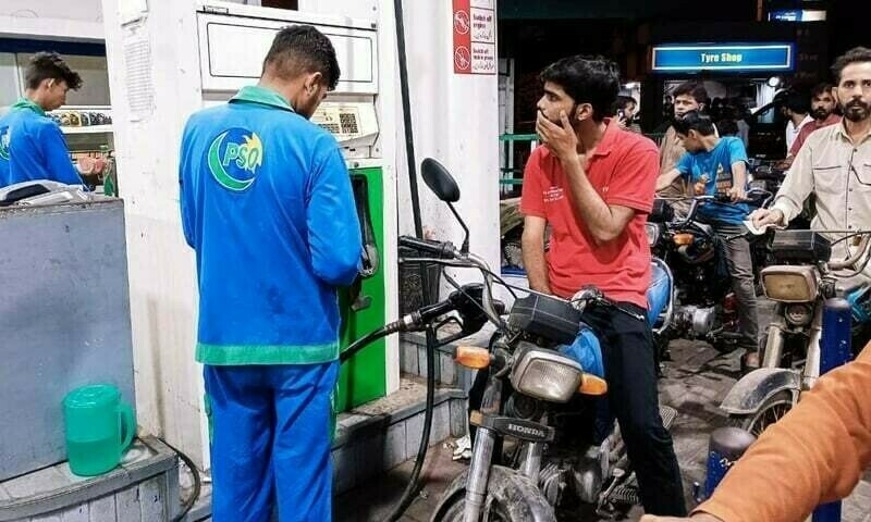 نگراں حکومت کا عوام پر پہلا حملہ، پیٹرول قیمت میں17روپے 50پیسے کا بڑا اضافہ