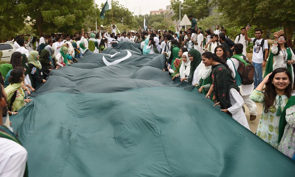 کراچی سے خیبر تک پاکستان زندہ باد کی گونج ، شہر شہر آزادی کا جشن،سبز ہلالی پرچموں کی بہار