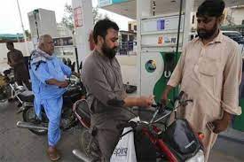 پٹرول کی قیمت میں اضافے پر شہری پھٹ پڑے