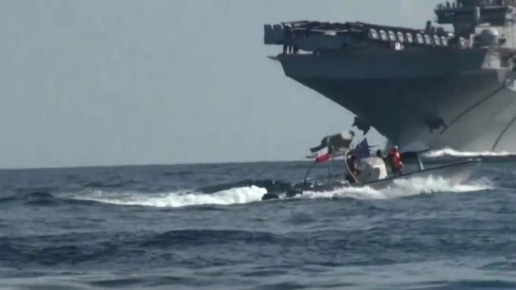 آبنائے ہرمز میں امریکی بحری جہازوں کو ایران کی وارننگ