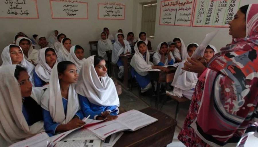 سندھ کے سرکاری اسکولوں میں پڑھنے والے طلبہ کو درسی کتابیں نہ مل سکیں