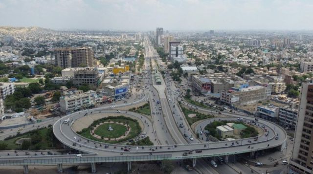 کراچی میں اہم شاہراہ،سڑکیں کمرشل ہو گئیں ،محکمہ ماحولیات اقدامات میں ناکام