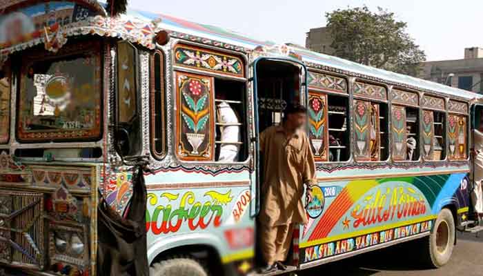 کراچی میں ڈاکو راج، فیکٹری بس میں سوارملازمین سے 65 موبائل لوٹ لیے گئے