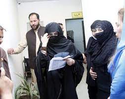 توشہ خانہ کیس: عمران خان کی اہلیہ بشریٰ بی بی کی عبوری ضمانت میں توسیع