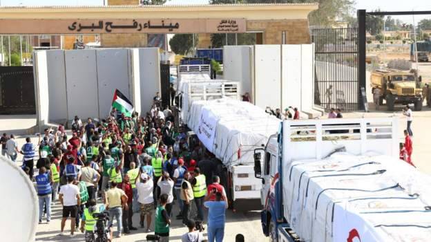 مصر کی رفاہ کراسنگ سے غزہ میں امدادی ٹرک داخل ہونے لگے