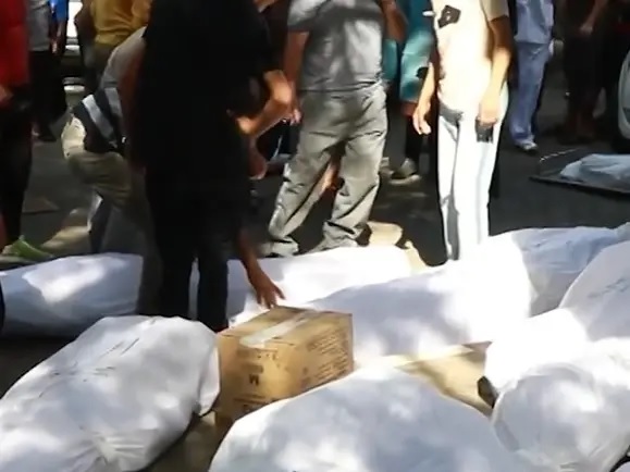 غزہ میں المیہ ، مسخ شدہ بچے، جسمانی اعضا اور نامعلوم لاشوں کے ٹرکوں میں ڈھیر
