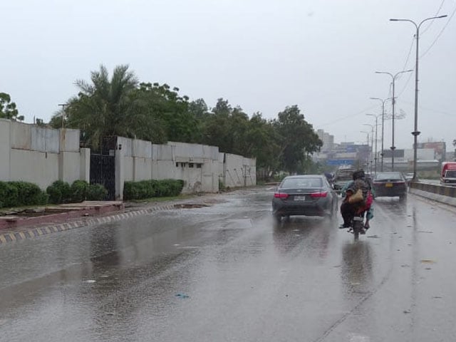 کراچی میں بوندا باندی، موسم خوش گوار آئندہ 2 روز مطلع ابر آلود اور ہلکی بارش کا امکان