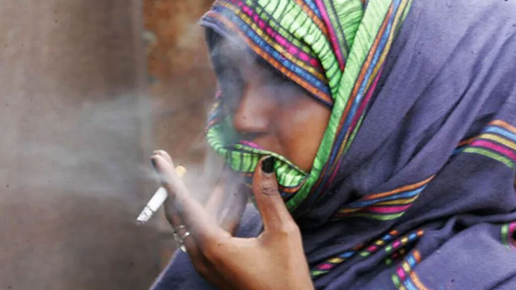 پاکستان میں سگریٹ کی عادی خواتین کی تعداد میں اضافہ