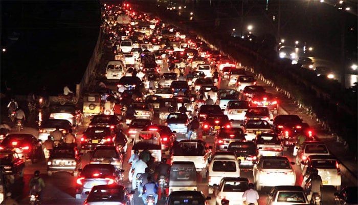 کراچی پولیس الیکشن ڈیوٹی میں مصروف ،متعدد شاہراہوں پر ٹریفک جام