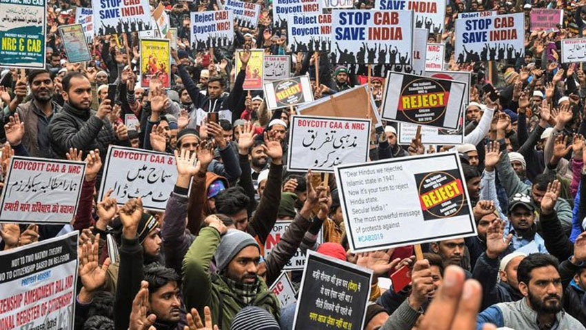 بھارت؛ شرعی قوانین کی جگہ متنازع بل کا نفاذ، احتجاجی مظاہرے