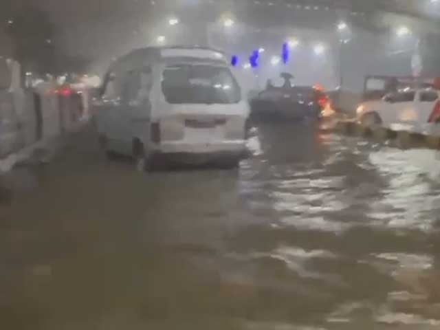 کراچی میں بارش ،سڑکیں زیر آب آگئیں،کئی علاقے تاریکی میں ڈوب گئے