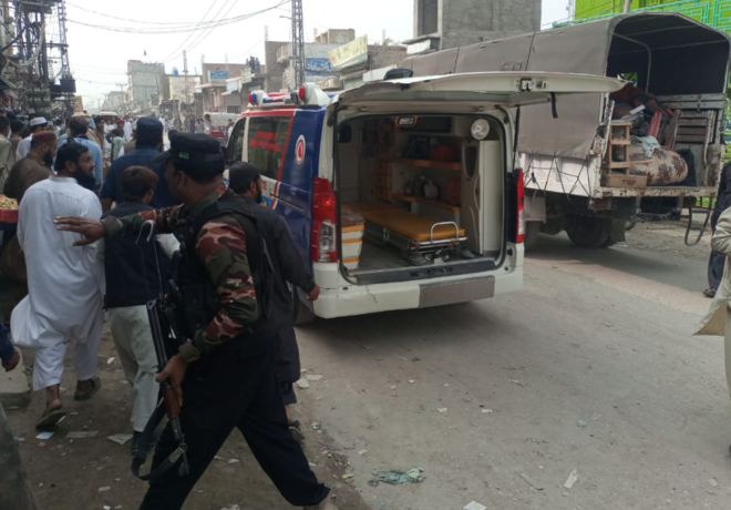 ڈی آئی خان میں پولیس کی گاڑی کے قریب دھماکہ، ٹانک میں فائرنگ،2 اہلکار شہید، 6 زخمی