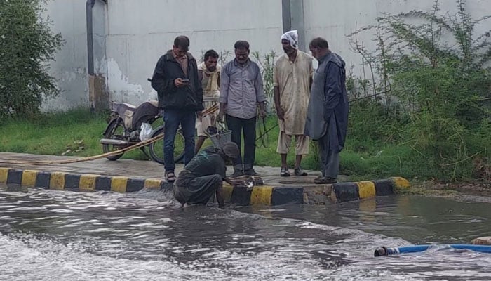 کراچی میں موسلادھار بارش سے سڑکیں تالاب بن گئیں(بجلی معطل)