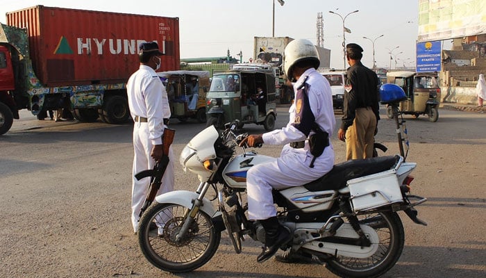 کراچی ، ناکے لگا کر چالان کرنا ٹریفک اہلکاروں کو مہنگا پڑ گیا