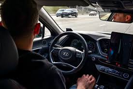 کلفٹن میں خوفناک انداز میں کار ڈرائیونگ مہنگی پڑگئی، نوجوان گرفتار