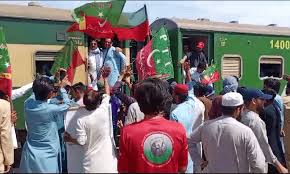 پی ٹی آئی کا ریلیز عمران خان ٹرین مارچ کراچی سے سکھر پہنچ گیا