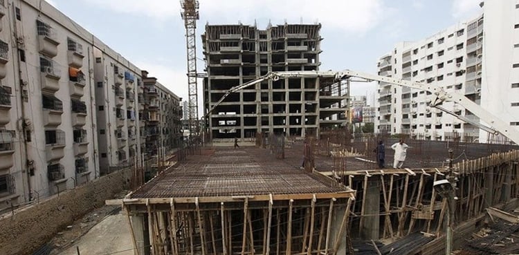 کراچی میں غیر قانونی تعمیرات میں ملوث افسران کیخلاف گھیرا تنگ