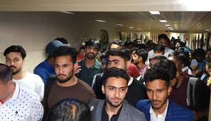 کراچی ایئرپورٹ پہنچے طلبہ نے بشکیک کی روداد سنادی، جذباتی مناظر