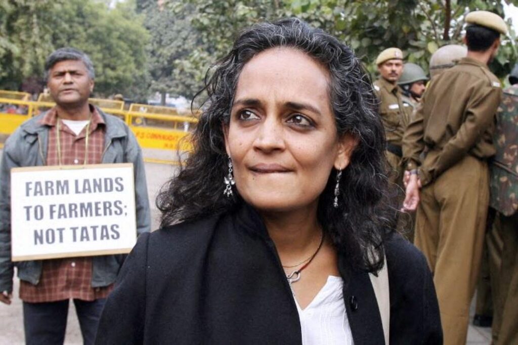 کشمیر بھارت کا حصہ نہیں ،کہنے پر اروندھتی رائے پر نئی دہلی میں غداری کا مقدمہ